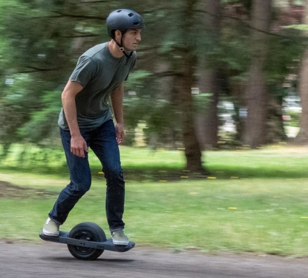 7Ah 1000W Powered Single Wheel Skateboard With Sparkle Lights